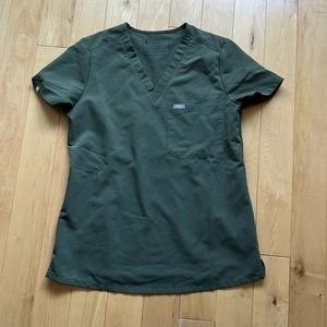 Figs XS Catarina scrub top in Moss